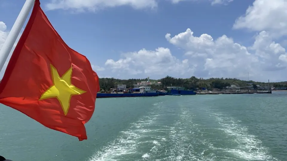Khung cảnh từ tàu nhìn về cảng Phú Quý