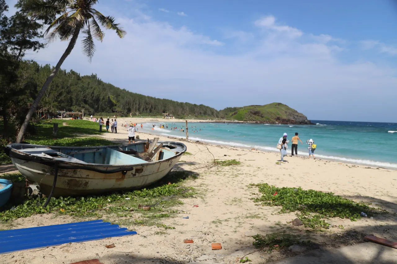 Bãi biển ở Hòn Tranh Phú Quý