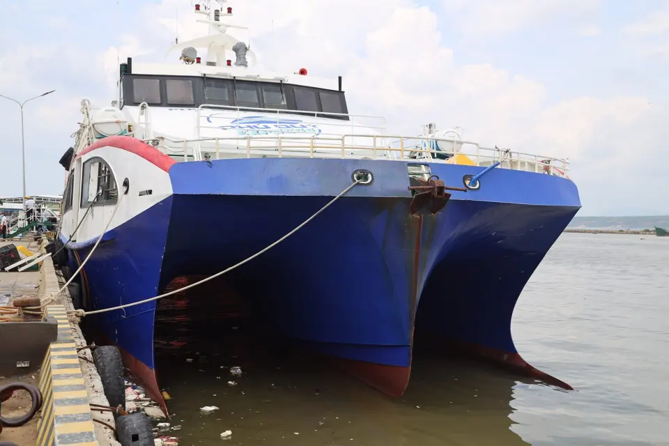 Tàu cao tốc đi Phú Quý nhìn từ phía trước tại cảng