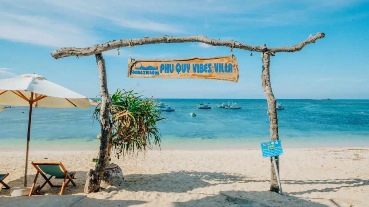 Lối vào bãi biển Phu Quy Vibes Villa
