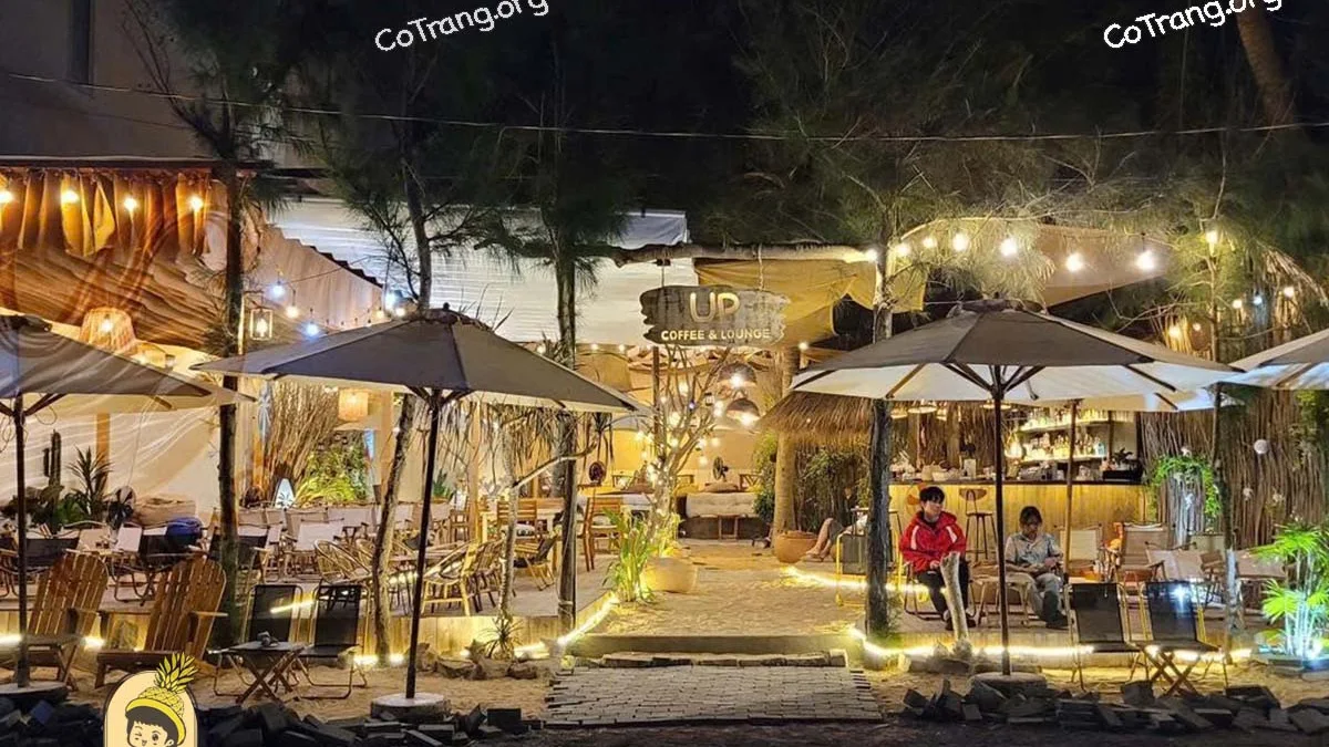Không gian buổi tối tại UP Coffee & Lounge Phú Quý